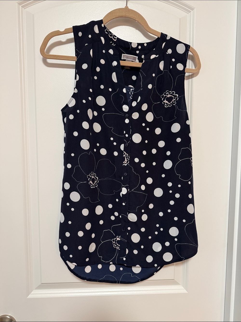 Chelsea28 Black & White Floral Polka Dot Sleeveless Button-Front Blouse